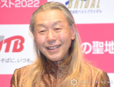 假屋崎省吾、自宅ガレージに作った“豪華なピアノ部屋”を公開　シャンデリア輝く“宮殿”のような内部に驚がく