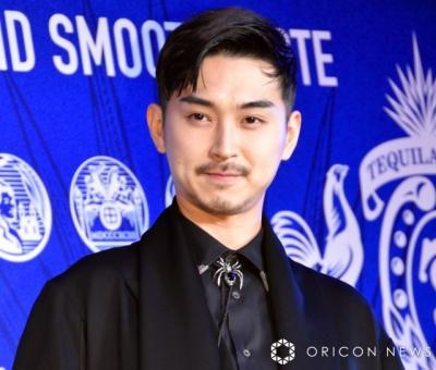 松田翔太、妻・秋元梢と“リンクコーデ”で夫婦2ショット「素敵な写真！」「絵になるご夫婦」　41歳の誕生日を報告