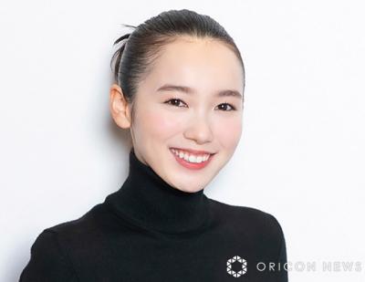 「目元が似てる」飯豊まりえ、そっくり子役との“密着2ショット”に反響「本当の親子みたい！」　『LOST10』で親子役