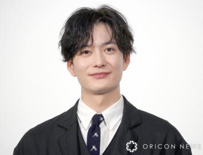 岡田将生、“メガネ姿”のオフショットに反響「充希ちゃんが撮ったのかな」「奥様目線最高すぎる」