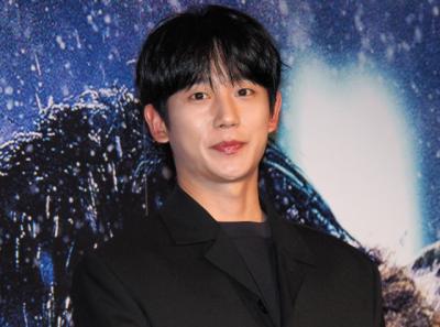 チョン・ヘイン、黒レザー×赤ベンツでクールな笑顔　「この車に乗って会いに来てください」「完璧で完璧」