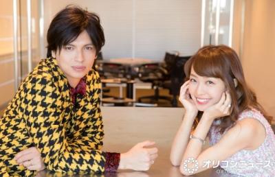 川崎希、夫・アレク＆3人の子どもたちとぜいたくな“プール朝食”　沖縄でのバカンスショット披露