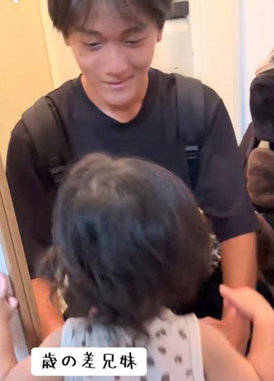 18歳兄の帰りを待つ1歳妹、玄関で抱き合う17歳差の兄妹が尊い「抱きしめ方にキュンです」「眼差しから愛がダダ漏れてて素敵」