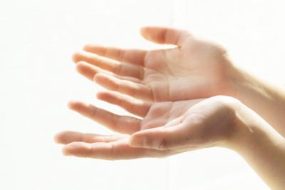 急務…手荒れが止まらない季節に「スペシャルハンドケア」ハンドクリームだけでは足りない“集中保湿”ですべすべの手に