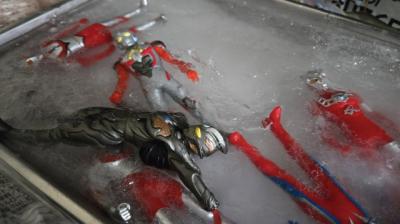 ウルトラヒーローが”氷漬け”に…犯人は長男(4歳)と断定、水をこぼさない几帳面さにパパ驚がく「大したものです」