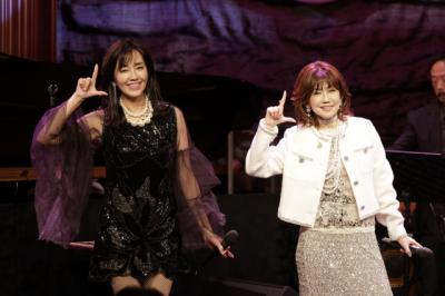 松本伊代＆早見優、“L-O-V-E”がテーマのコンサートを開催　観客のヒロミのうちわに笑顔「ありがとうございます！」