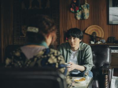 高杉真宙、金髪ジョッキー役から一転、“優しすぎる長男”に　演技の振り幅を見せる主演映画の場面写真＆お茶目なオフショットも