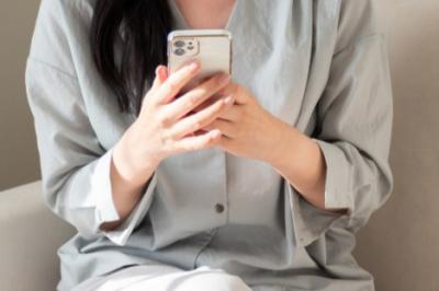 「気づいたら小指が痛い…」「親指に違和感」スマホ・ゲーム世代に増えている“スマホ指”対策グッズ