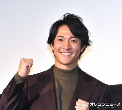 ソフトバンク・柳町達、スーツ姿で舞台あいさつ　与田祐希にホームランの約束「年に数回しかないですが」