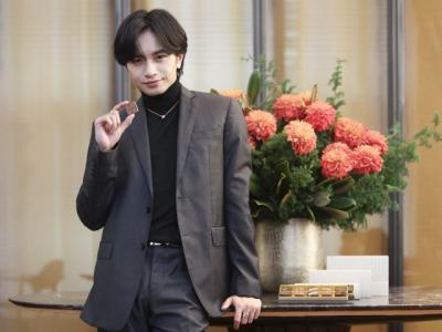 “ブルガリ アンバサダー”中島健人がチョコレートを堪能　母親への感謝の気持ち綴る