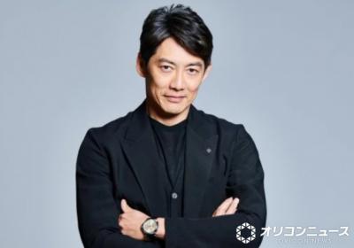 反町隆史、“兄”との2ショットに反響　ネクタイ姿でおそろいポーズ「カッコ良すぎる兄弟」「ワイルド」「お2人とも素敵です」　ドラマ『ラムネモンキー』で松村雄基と兄弟役