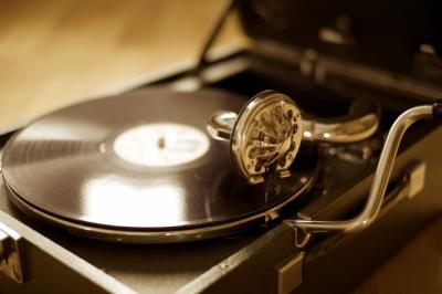 「針を落とす高揚感」「部屋全体に“暖かい音”」インテリアとしても主役級…始めやすいレコードプレーヤー