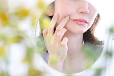 「繰り返すひび割れ」「その場しのぎはもう限界」しぶとい唇の荒れを改善する“第3類医薬品リップ”