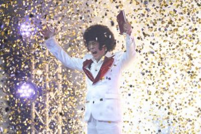 唐沢寿明がアフロの司会者役を怪演　映画『ミステリー・アリーナ』狂気がにじむ場面写真解禁