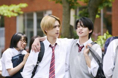 なにわ男子・高橋恭平、岩瀬洋志と“ゼロ距離”に　“魅力全部のせ”場面写真公開