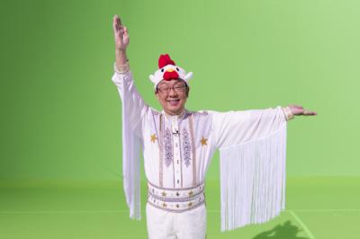 梅沢富美男、「からあげクン」姿でステージ熱唱　家族愛あふれる姿と意外な特性も明らかに