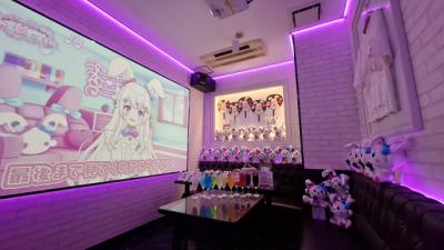 カラオケ館、“業界最大級”25色に切り替え可能な推し活ルーム「カラ推し館」誕生　飾りスペース＆推し色・ドリンクも