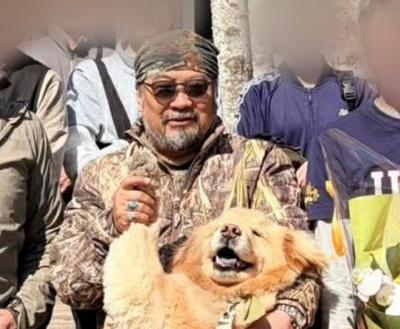 「ボストン・バレエ団の熊みたい」直立して記念撮影に参加する“モフモフ犬”がかわいすぎる「主役完全に犬に奪われてる」