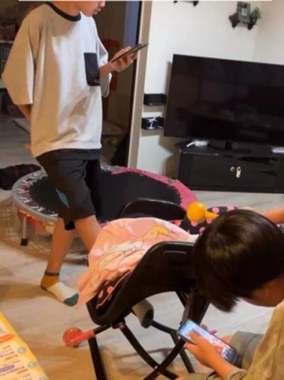 「育児よくしてる人に起きる現象」「お兄ちゃんを越えている…」　誰もいないハイローチェアをあやし続ける兄たちに胸キュン