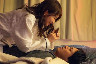 秋元真夏、謎の女を熱演　SNS反響「悪女役はまってるな〜」ホテルに誘い込み押し倒す『産まない女はダメですか？』第5話【ネタバレあり】