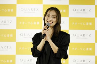 内田理央、“黒×金コーデ”ラグジュアリースタイル着こなす　大阪どまんなかの新たな施設に登場