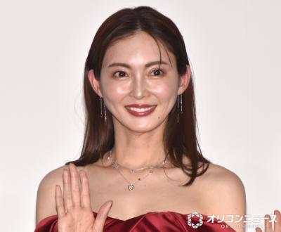 押切もえ、『プラダを着た悪魔』日本版ビジュアルの“足モデル”だった「脚の裏側に全神経を集中」