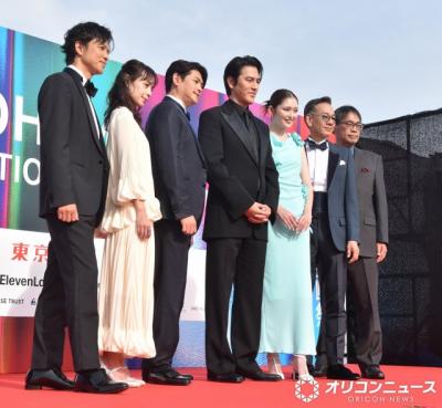 【横浜国際映画祭】『アギト－超能力戦争－』キャストがわちゃわちゃ　要潤、仮面ライダーアギトの後ろで変身ポーズ