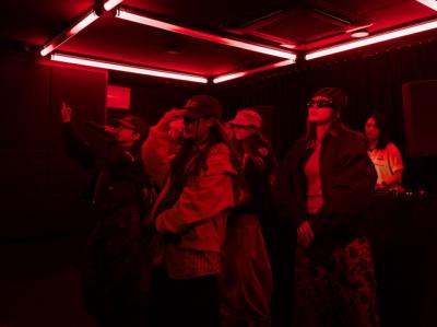 10代女子5人の表現者集団「CYREN」、DJ HAZIME、DABOら豪華布陣を迎え“本物志向”追求しデビュー