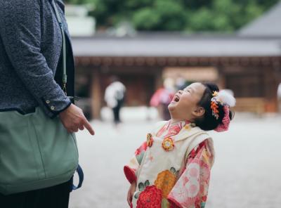 七五三の記念撮影、自由すぎる子どもにどう声をかける？　集合写真そっちのけで家族を笑顔にさせる女の子「みんなの眼差しが優しい」