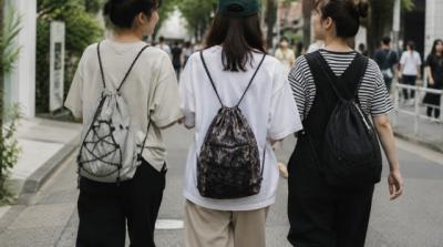 「ラフなのにおしゃれ見え」「街で持つ人増えてる？」　ナップサックが今またアリな理由