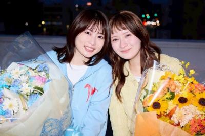 畑芽育＆志田未来が同時撮了　W主演ドラマ『エラー』花束を手に2ショット