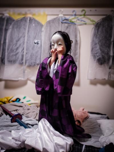 能面に刀を構え、クスクス…父を本気で倒しにいく娘の“たたかいごっこ”に圧倒　「子どもならではのセンス」「和風ホラーゲームに出てくるボス」