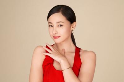 沢尻エリカ、美デコルテ映える真っ赤な輝き　美しさを保つために意識していることは「心を鍛える」