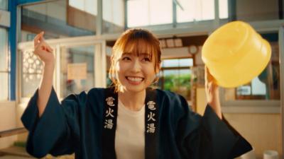 福原遥、『おそ松さん』と銭湯で歌い踊る　6つ子とは「一緒に熱唱しながらドライブしたい」