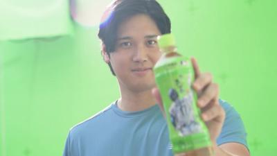 『お～いお茶』大谷翔平ボトル全55種を取り揃えた“世界で唯一の自販機”が東京・浅草寺に登場