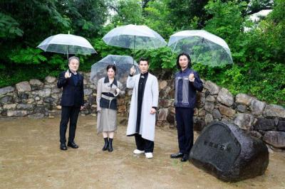 本木雅弘、吉高由里子ら『黒牢城』舞台・有岡城跡を“聖地巡礼”　荒木村重は「再発掘されるべき新たなヒーロー」