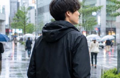 「雨は防ぎたい、でも蒸れたくない」梅雨の通勤で選ばれるノースフェイスのレインジャケット