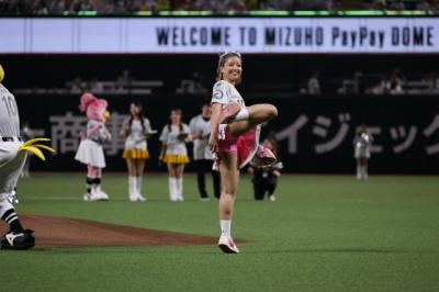 K-1・木村萌那、ホークス戦のセレモニアルピッチに登場　“もな前蹴り”を披露　石井一成は剛速球