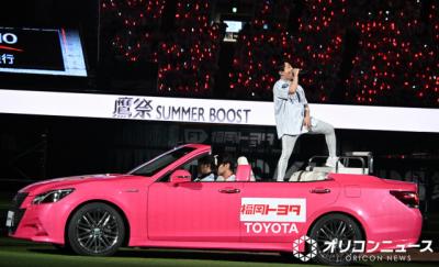 T.M.Revolution、『鷹祭 SUMMER BOOST』でガンダムファンも熱狂させる　ピンク色の“母艦”から出撃後に「Meteor-ミーティア-」歌唱