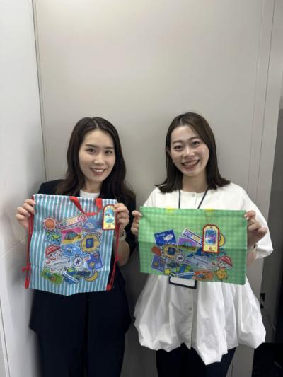 JAL、夏休み国内線「お子さま向け」プレゼント…開発担当者が披露　巾着ナップザック、レッスンバッグなど【概要】