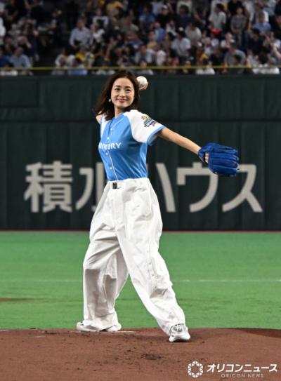 上戸彩、豪快なワインドアップで『サントリードリームマッチ』始球式　原辰徳＆高橋由伸相手に