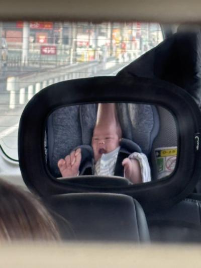 「頭伸びててしんどいwww」ベビーミラーに映った我が子の衝撃的な姿に思わず2度見…コメント欄はベビーミラー会場に