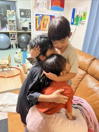 「すごいね〜えらいね〜」ご飯を完食した小学生2人を“よしよし”する4歳児、年齢逆転の兄弟の姿に思わず笑顔