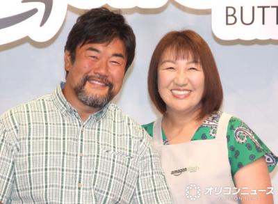 北斗晶、“赤いちゃんちゃんこ姿”の佐々木健介と記念撮影　夫の還暦を家族で祝う「めちゃいい表情」「素敵な家族写真ですね」