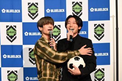 櫻井海音、『ブルーロック』舞台あいさつ中に客席へ“乱入”　高橋恭平がツッコミ「隣にいてよ！」