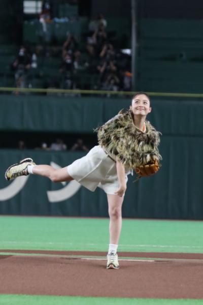 橋本環奈、“河了貂”衣装で始球式　無念のワンバンも「成果としては100点」