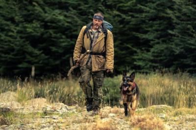 ブラッド・ピット主演、映画『ハート・オブ・ビースト』予告公開　義足の元軍用犬とアラスカから生還目指す