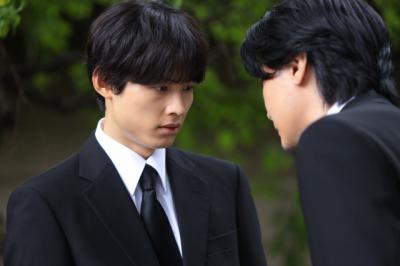 『告白－25年目の秘密－』爽太（松村北斗）に殺人事件の濡れ衣　麻里子（岡崎紗絵）はおびえた目に