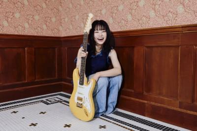 人気ギタリスト・弓木英梨乃、初のシグネイチャーギター発売　こだわりのイエローをまとったストラトキャスター