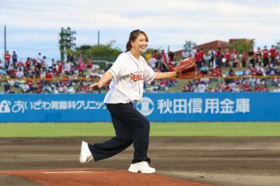 41歳・加藤夏希、故郷・秋田で“豪快フォーム”始球式　その美ぼうに反響「夏希さんカワイイ！」「『エコエコアザラク』の頃から何も変わってないのがすごい」